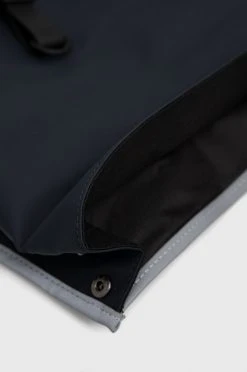 Γυναικεία Σακίδια πλάτης Σακίδιο πλάτης Rains 14030 Rolltop Rucksack Reflective ναυτικό μπλε, -Ρούχα Rains unnamed file 1084